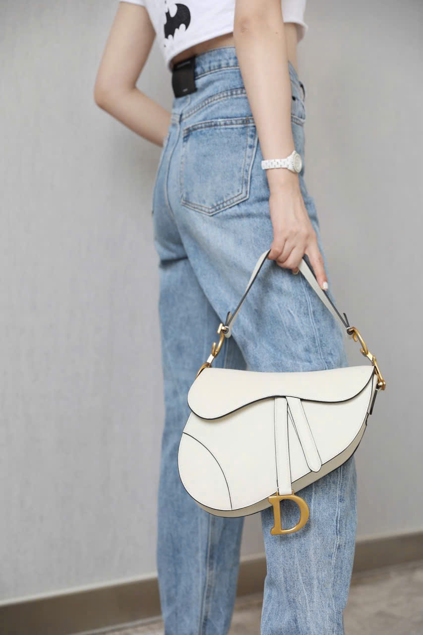 túi xách Dior Saddle màu trắng luôn được phái nữ ưa chuộng 5 túi xách Dior Saddle màu trắng luôn được phái nữ ưa chuộng 5