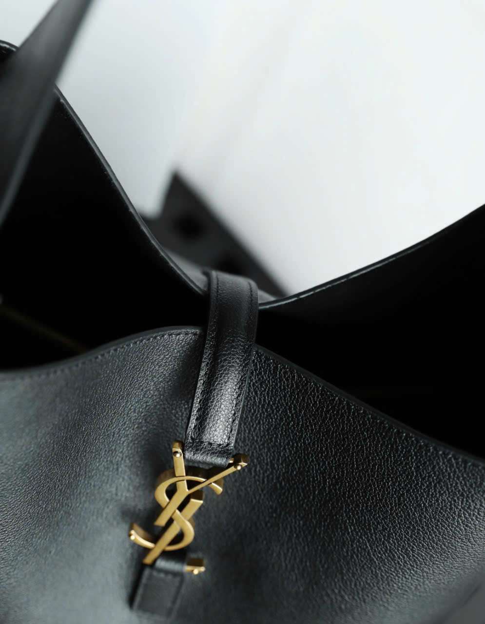 Túi Ysl LE 5 À 7 Vip 1:1 Màu Đen Da Bò Logo Nổi Túi Ysl LE 5 À 7 Vip 1:1 Màu Đen Da Bò Logo Nổi