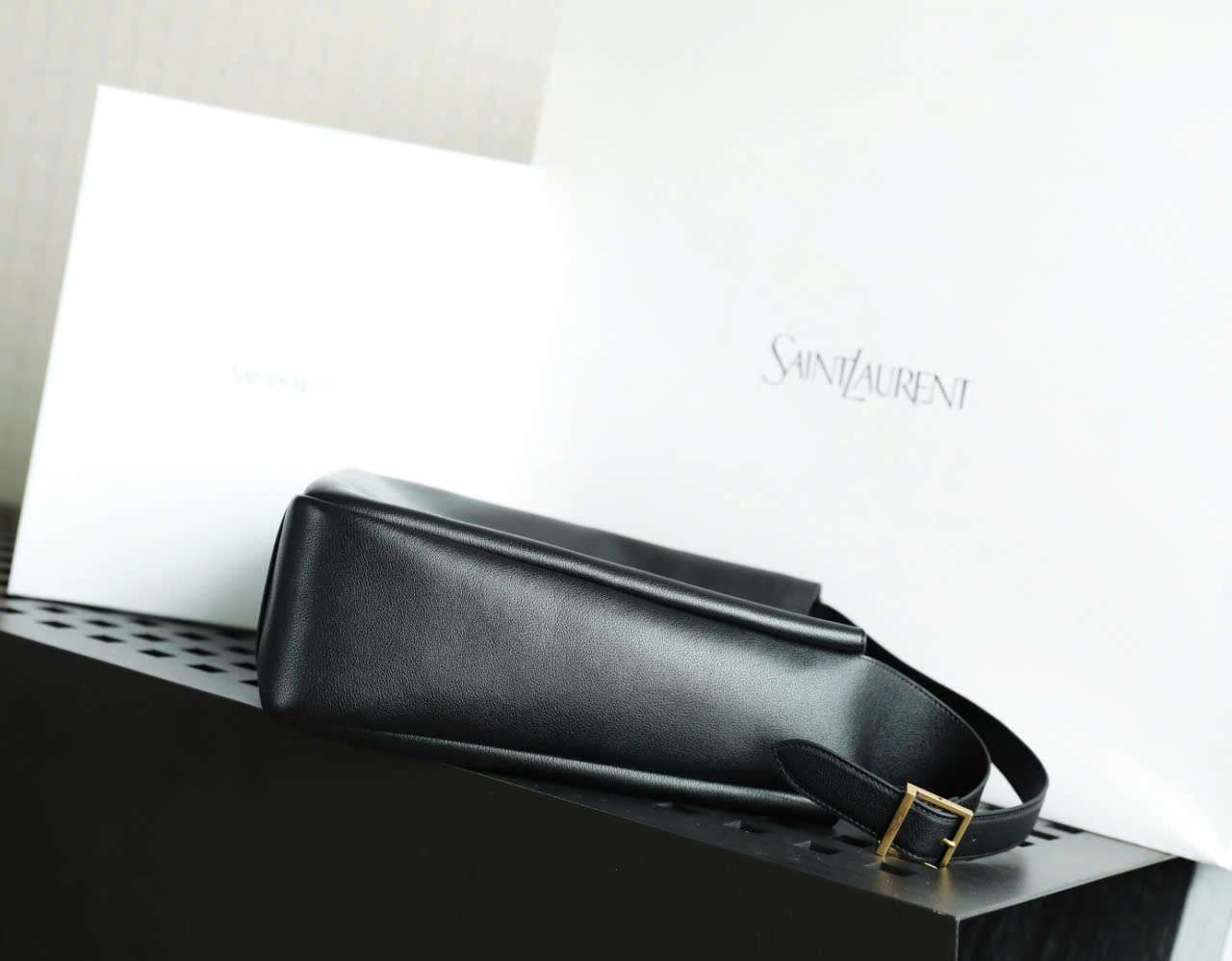 Túi Ysl LE 5 À 7 Vip 1:1 Màu Đen Da Bò Logo Nổi Túi Ysl LE 5 À 7 Vip 1:1 Màu Đen Da Bò Logo Nổi
