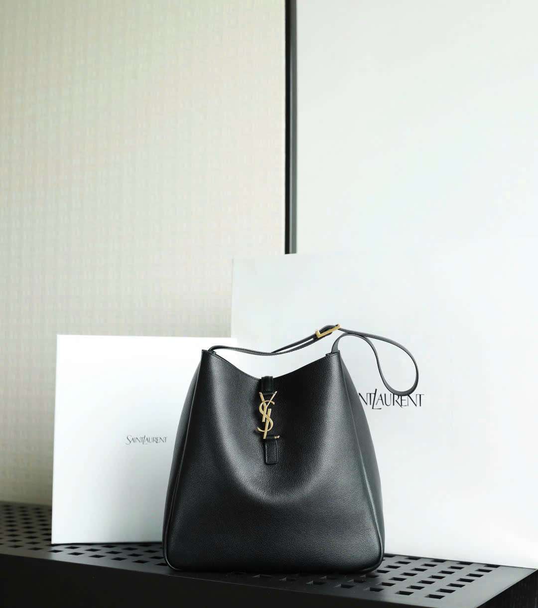 Túi Ysl LE 5 À 7 Vip 1:1 Màu Đen Da Bò Logo Nổi Túi Ysl LE 5 À 7 Vip 1:1 Màu Đen Da Bò Logo Nổi