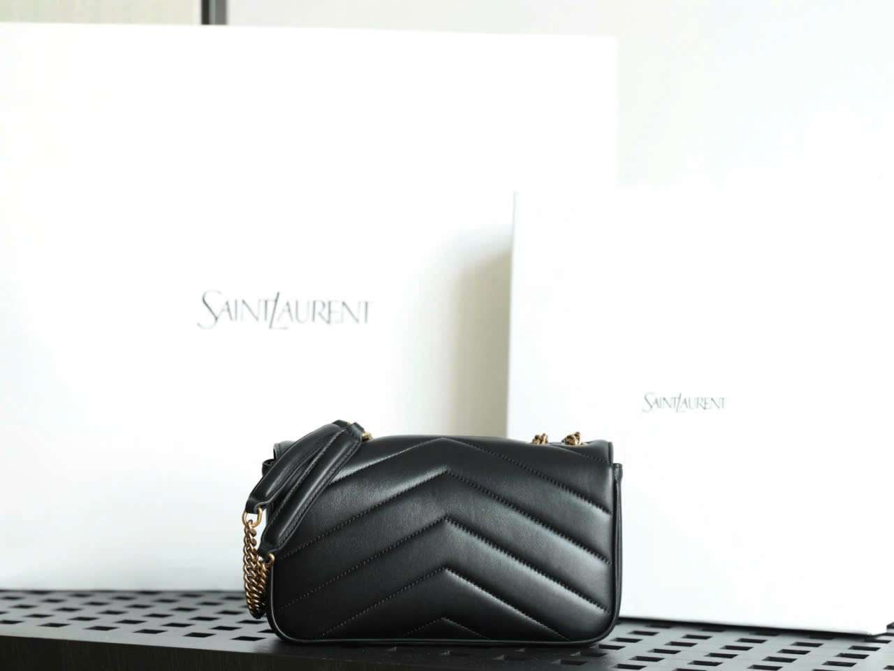 Túi Ysl Lou Lou Da Cừu Màu Đen Size 24 Phía Sau Túi Ysl Lou Lou Da Cừu Màu Đen Size 24 Phía Sau
