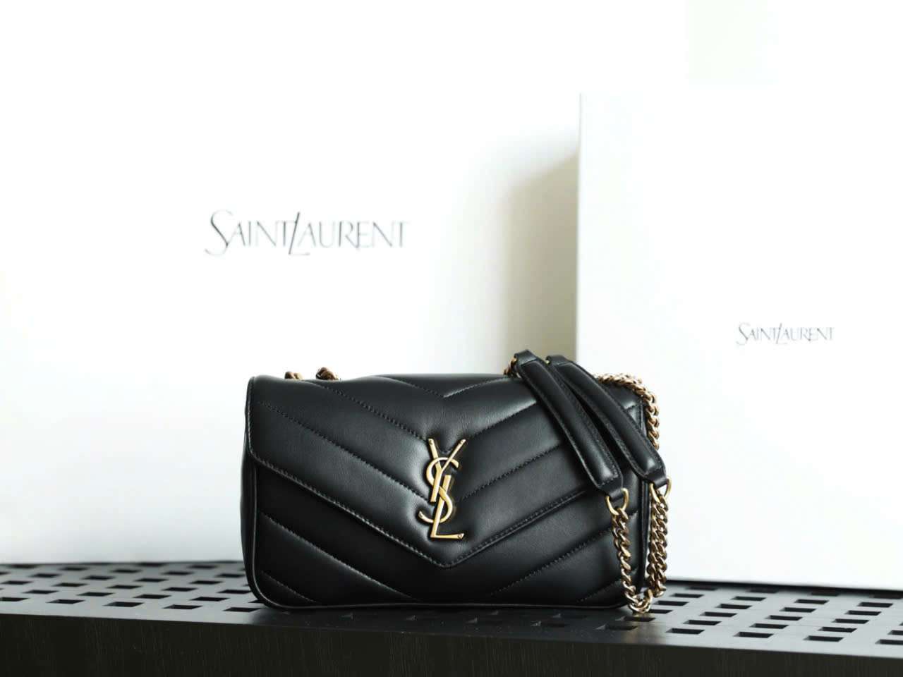 Túi Ysl Lou Lou Da Cừu Màu Đen Logo Vàng Phía Trước Túi Ysl Lou Lou Da Cừu Màu Đen Logo Vàng Phía Trước