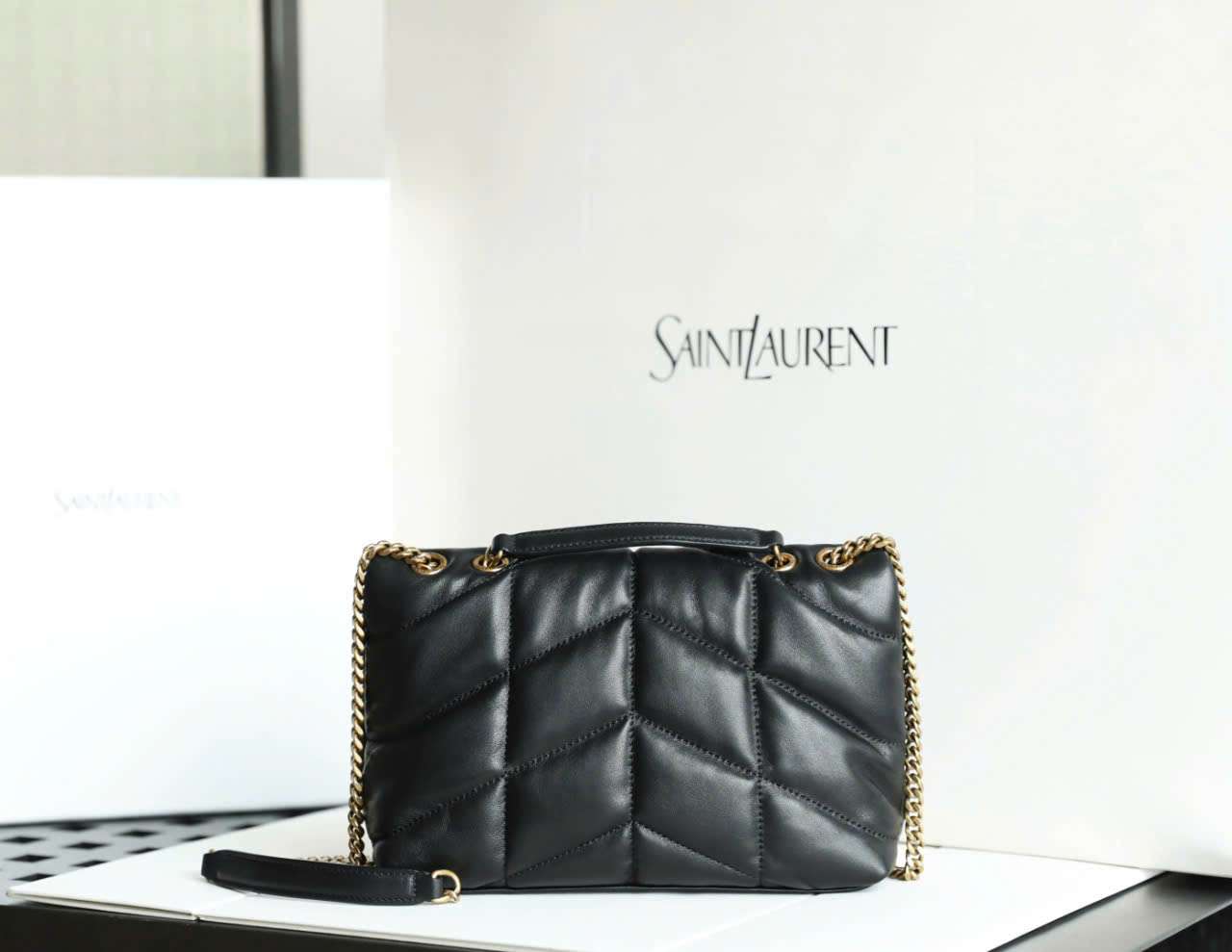 Túi Ysl LouLou Buffer Da Cừu Đen Dây Xích Trượt Phía Sau Túi Ysl LouLou Buffer Da Cừu Đen Dây Xích Trượt Phía Sau
