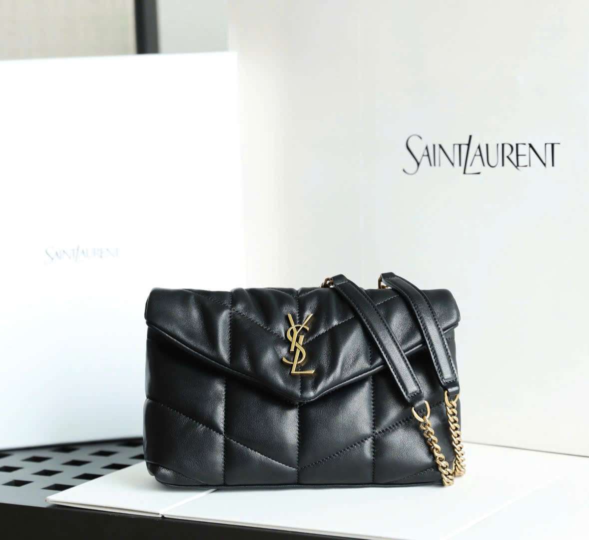 Túi Ysl LouLou Buffer Da Cừu Đen Khóa Logo Phía Trước Túi Ysl LouLou Buffer Da Cừu Đen Khóa Logo Phía Trước