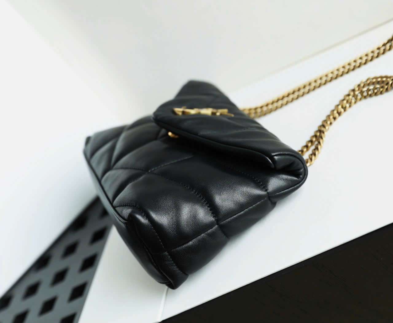 Túi Ysl LouLou Buffer Da Cừu Đen Thân Phong Bì Bên Hông Túi Ysl LouLou Buffer Da Cừu Đen Thân Phong Bì Bên Hông