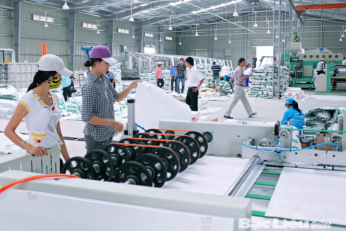 Ánh sáng của đèn LED cho hiệu suất phát sáng cao trong nhà xưởng Ánh sáng của đèn LED cho hiệu suất phát sáng cao trong nhà xưởng