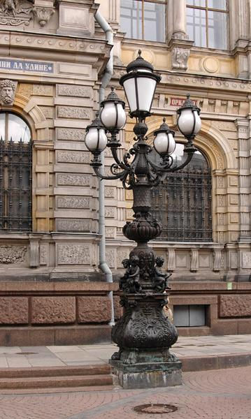 Đèn đường có thiết kế độc đáo ở phần chân và phần trụ Đèn đường có thiết kế độc đáo ở phần chân và phần trụ