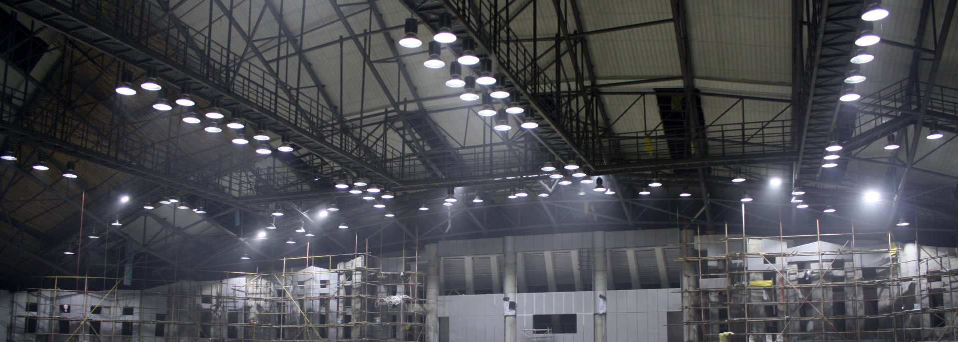 Đèn LED Highbay chiếu sáng nhà xưởng được lắp đặt những tại những công trình cần ánh sáng mạnh Đèn LED Highbay chiếu sáng nhà xưởng được lắp đặt những tại những công trình cần ánh sáng mạnh