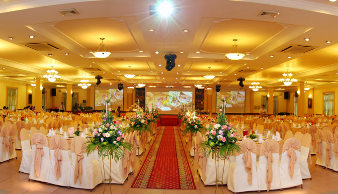 Ứng dụng đèn trang trí Philips trong nhà hàng tiệc cưới Ứng dụng đèn trang trí Philips trong nhà hàng tiệc cưới