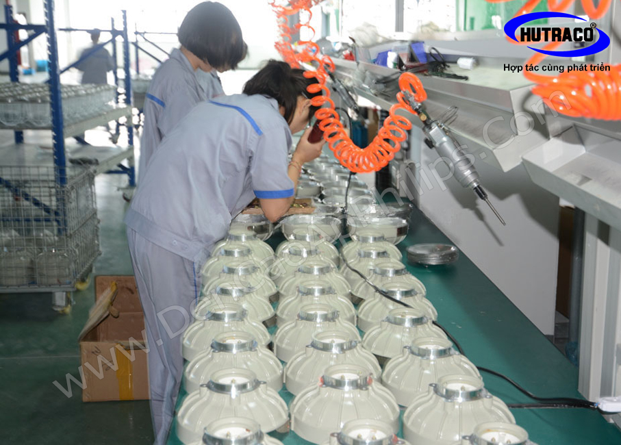 Bộ đèn cao áp phòng chống cháy nổ BCD400 sử dụng bóng cao áp Philips HPI-Plus 400 Bộ đèn cao áp phòng chống cháy nổ BCD400 sử dụng bóng cao áp Philips HPI-Plus 400