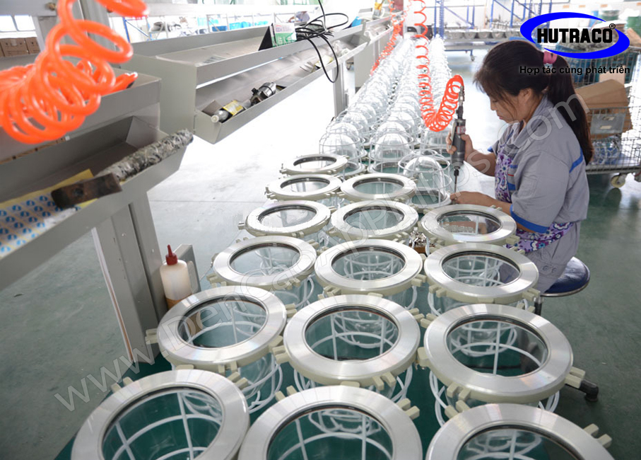 Bộ đèn cao áp phòng chống cháy nổ BCD400 sử dụng bóng cao áp Philips HPI-Plus 400 Bộ đèn cao áp phòng chống cháy nổ BCD400 sử dụng bóng cao áp Philips HPI-Plus 400