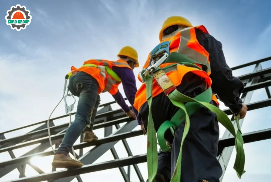 Sử dụng dây đai an toàn khi làm việc trên cao Sử dụng dây đai an toàn khi làm việc trên cao