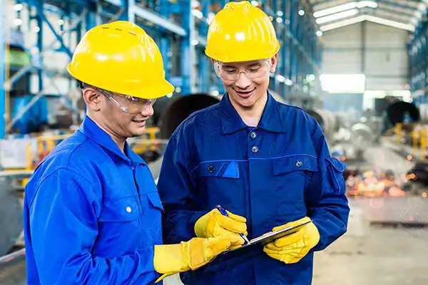 Đội nón bảo hộ trong nhà xưởng