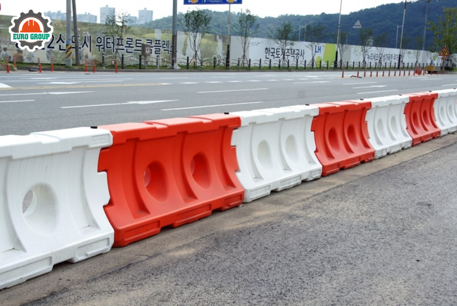 Lắp đặt dải phân cách Lắp đặt dải phân cách