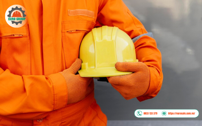 Mũ bảo hộ màu vàng – Công nhân thi công trực tiếp