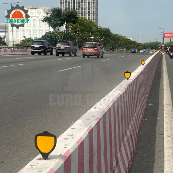 Tấm phản quang giao thông gắn trên dải phân cách