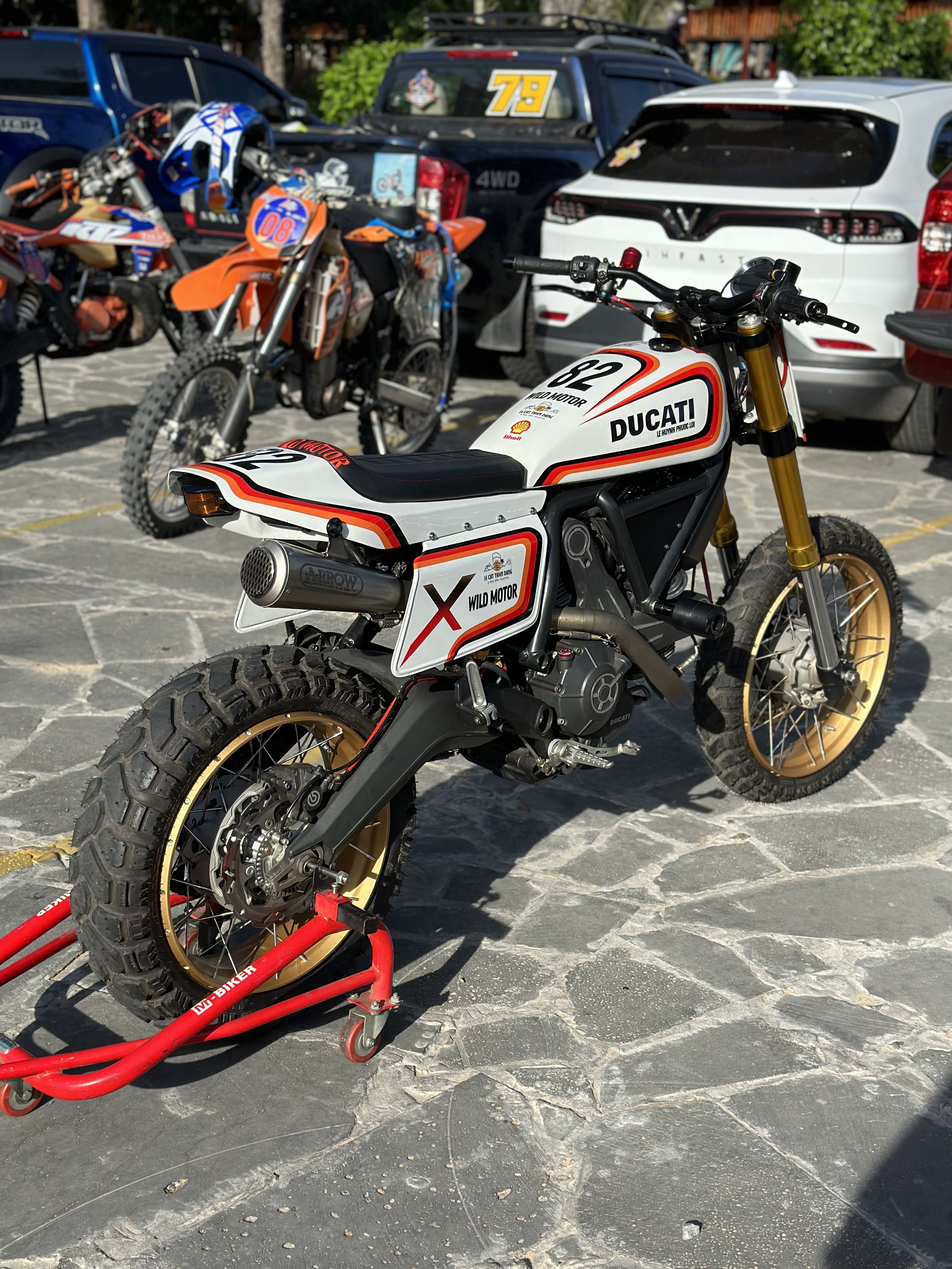 Flat track-style fuel tank, seamlessly integrated with a solo seat and custom side panels Flat track-style fuel tank, seamlessly integrated with a solo seat and custom side panels