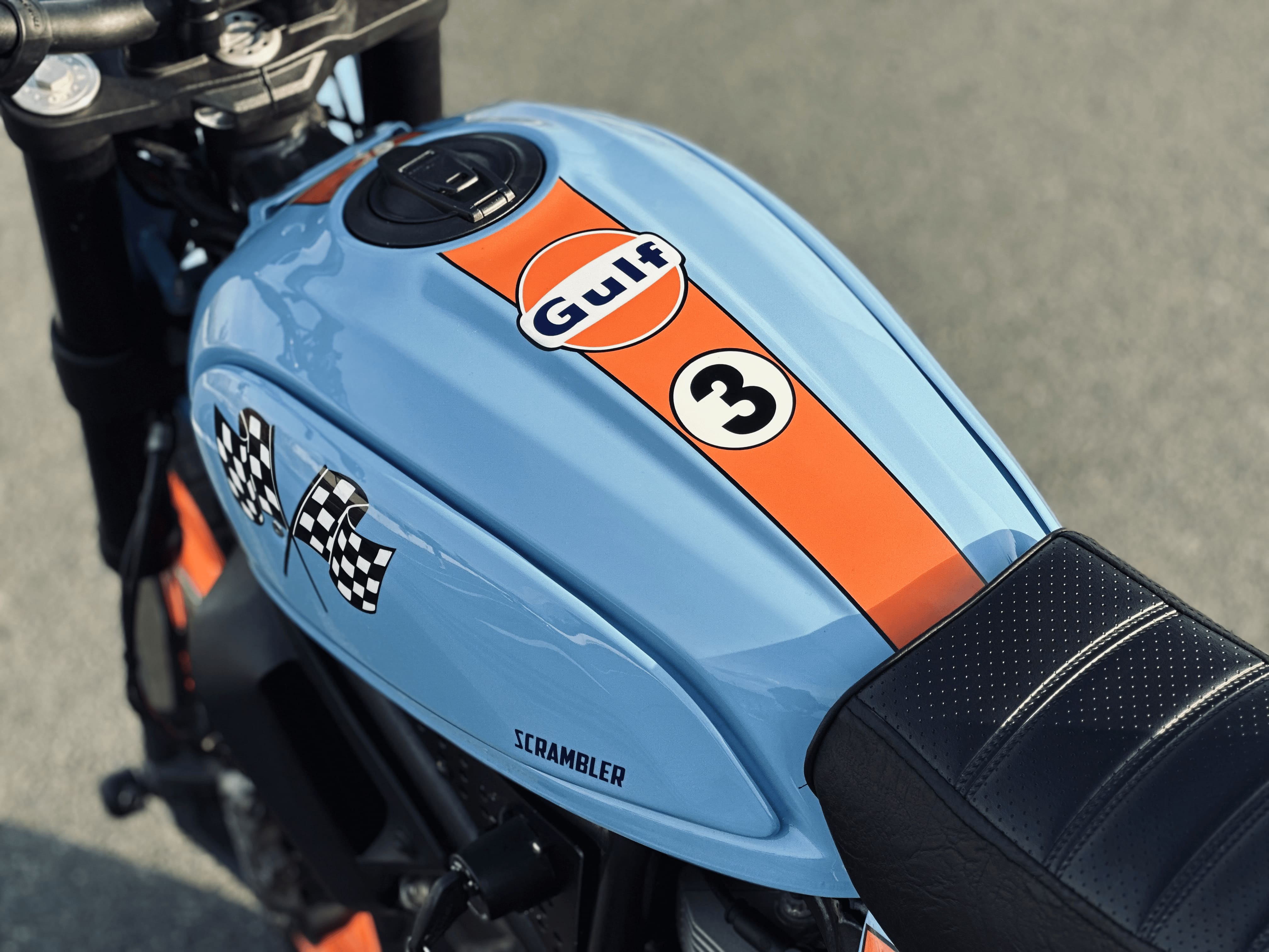 The keylock has been brought to the left side by a simple but effective compact hip cover The keylock has been brought to the left side by a simple but effective compact hip cover