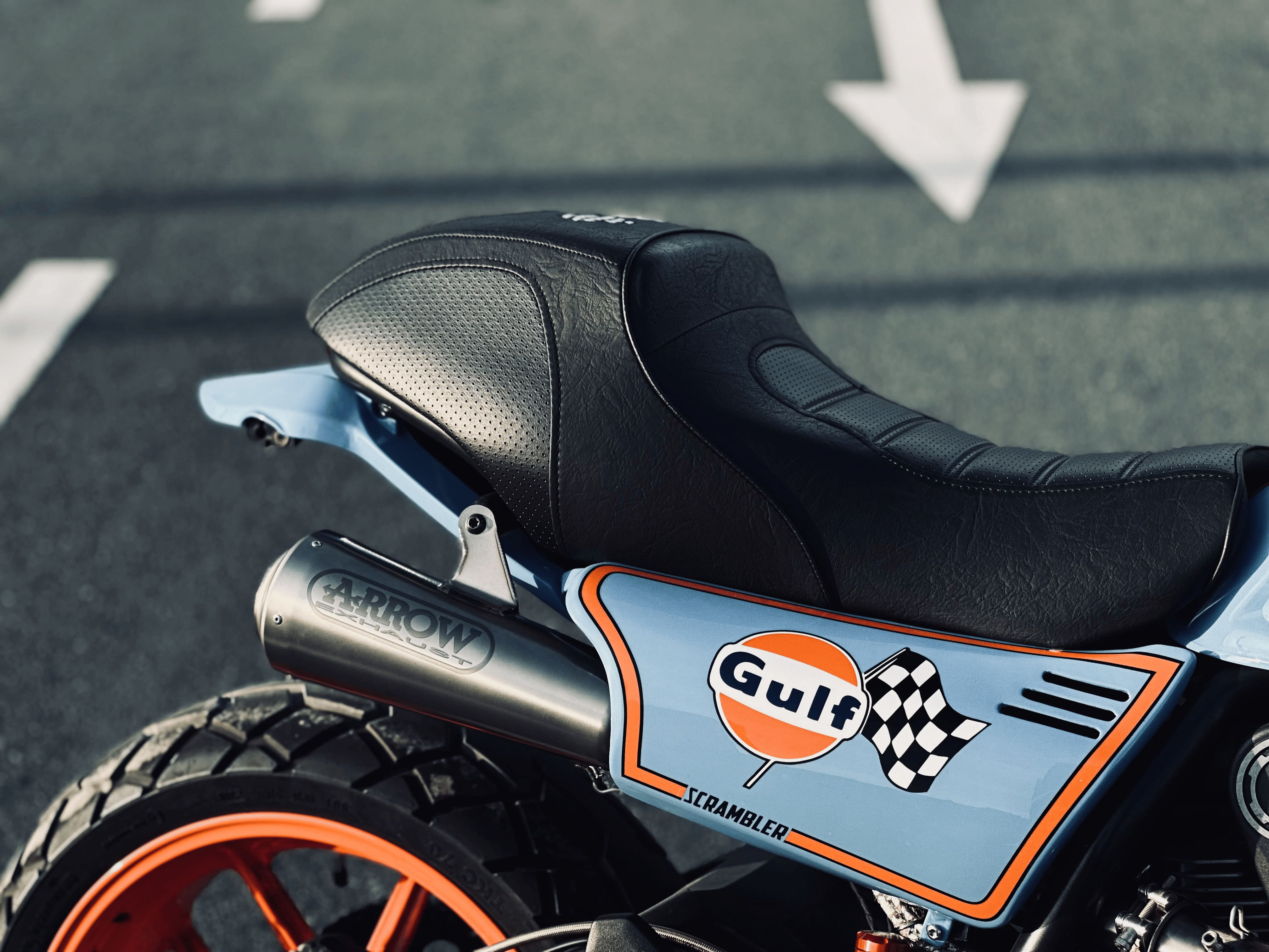 A solo, clasic style seat form, particularly focusing on rider comfort A solo, clasic style seat form, particularly focusing on rider comfort