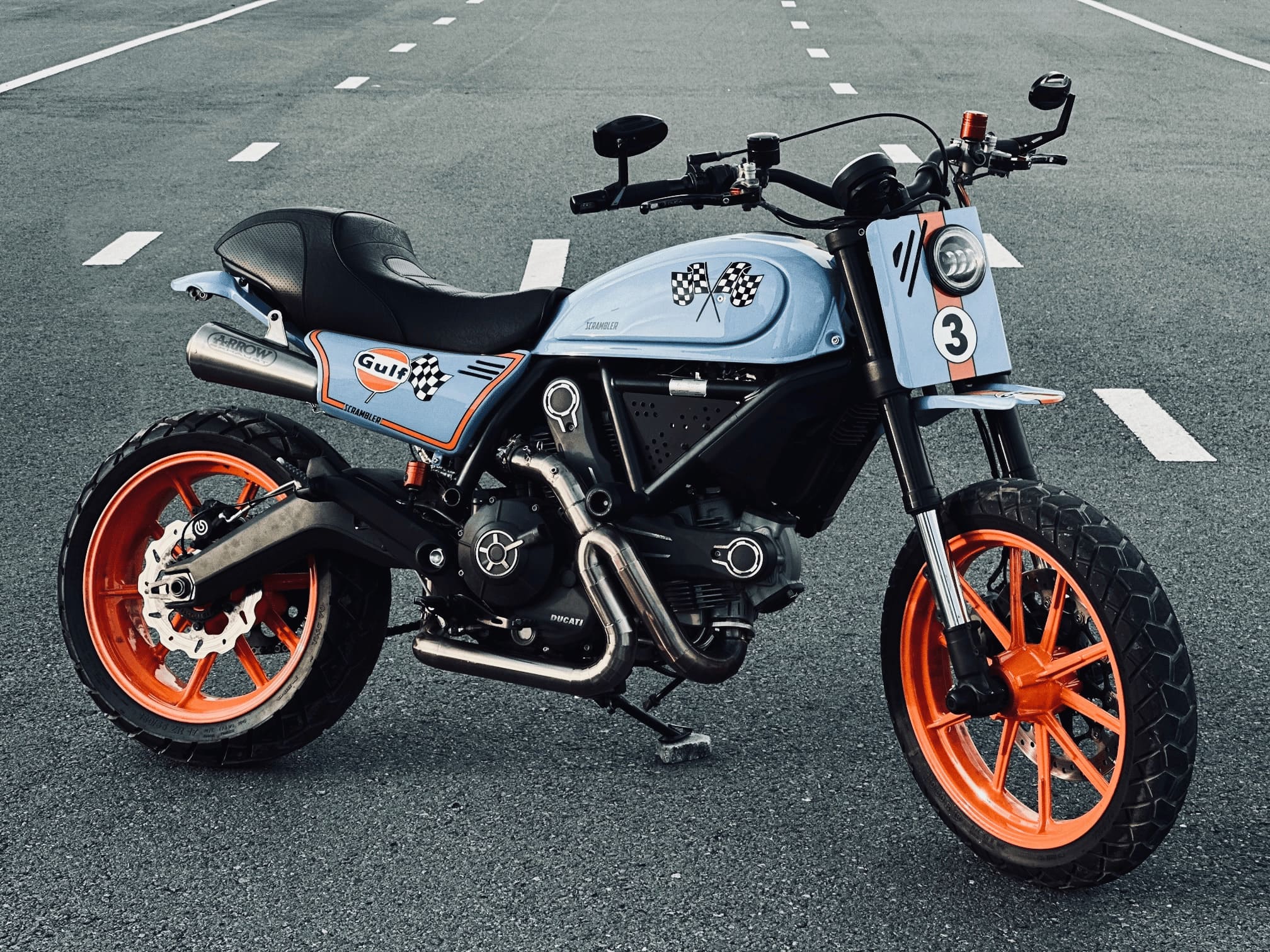 The entire Gulf spirit with Blue'n'Orange signature paint color The entire Gulf spirit with Blue'n'Orange signature paint color