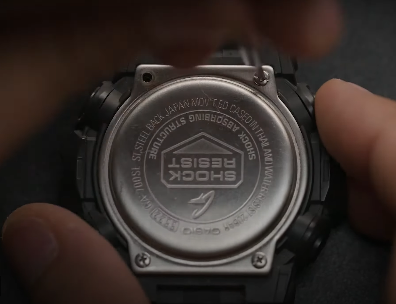 Mở nắp lưng Mở nắp lưng