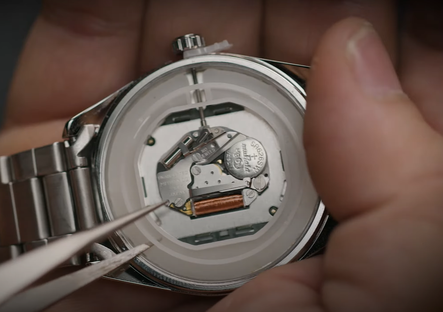 Thay pin đồng hồ Casio nắp ép Thay pin đồng hồ Casio nắp ép