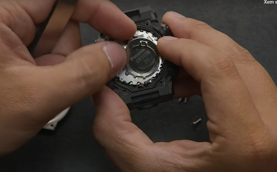 Thay pin đồng hồ G Shock nắp ốc Thay pin đồng hồ G Shock nắp ốc