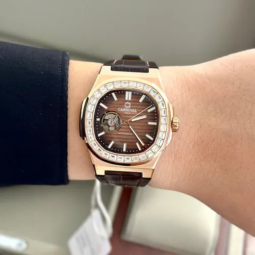Đồng Hồ Nam Carnival 8128G-VH-DD-N Mặt Số Nâu Chocolate - Dây Da: Thiết Kế & Viền Đá Nói Lên Đẳng Cấp Của Bạn