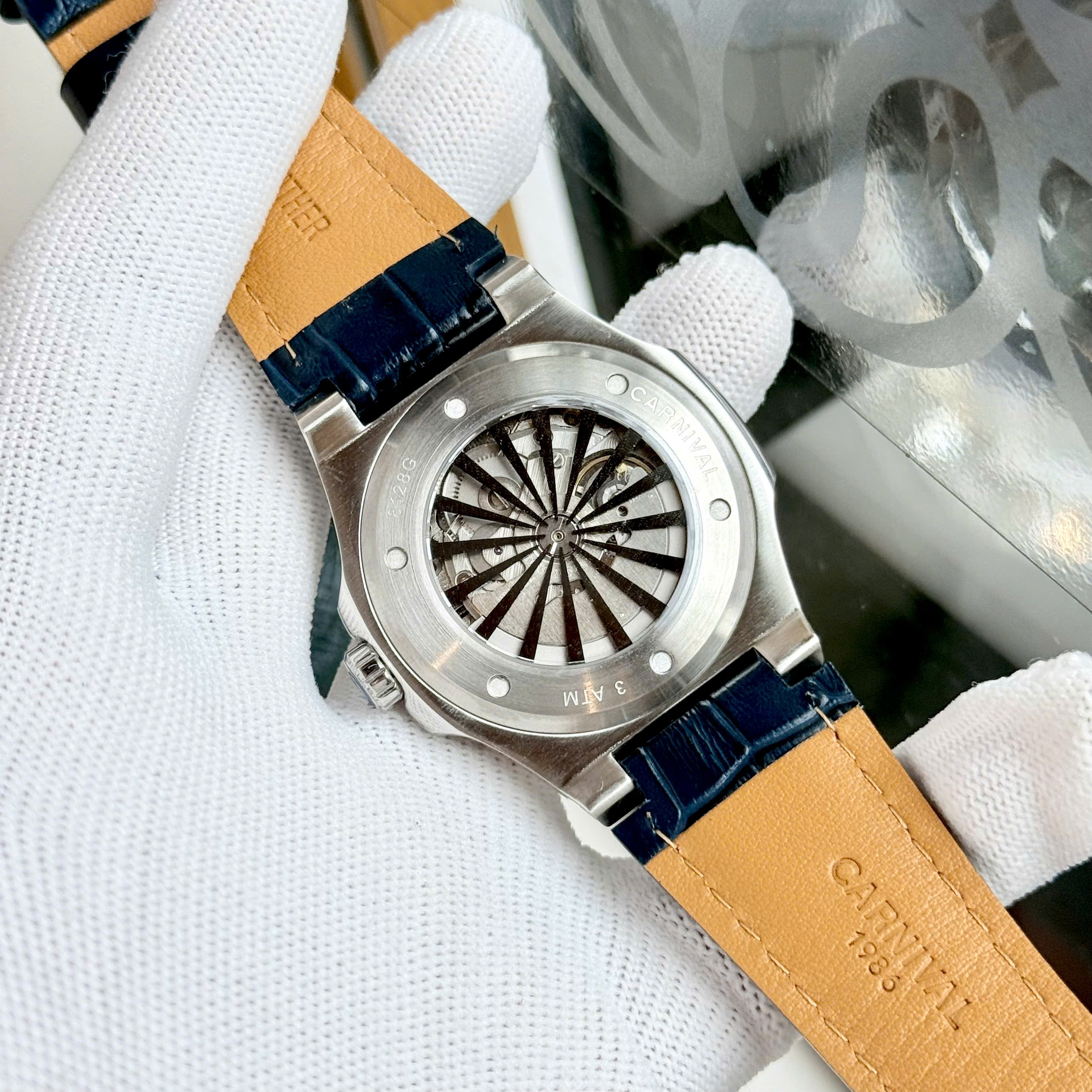 Đồng hồ Carnival nam lộ cơ ở mặt dưới đồng hồ Đồng hồ Carnival nam lộ cơ ở mặt dưới đồng hồ