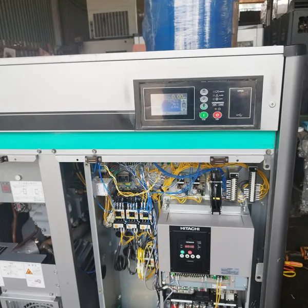 MÁY NÉN KHÍ TRỤC VÍT KHÔNG DẦU HITACHI NEXT 22KW 30HP MỚI 95%
