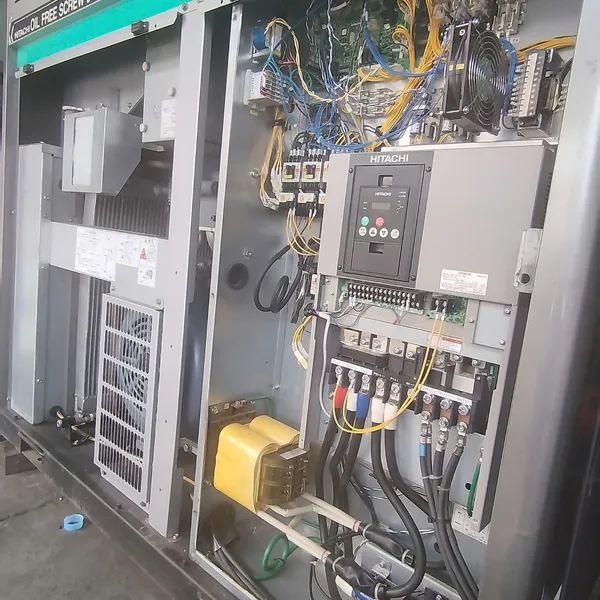 MÁY NÉN KHÍ TRỤC VÍT KHÔNG DẦU HITACHI NEXT 22KW 30HP MỚI 95%