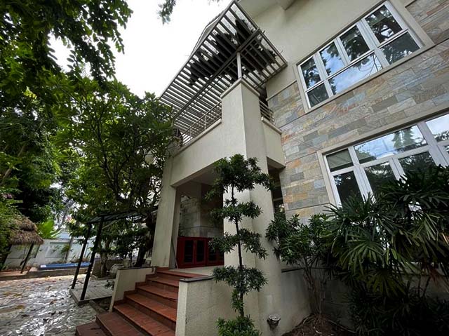 ban biet thu mat duong nguyen van huong thao dien dt 629m2