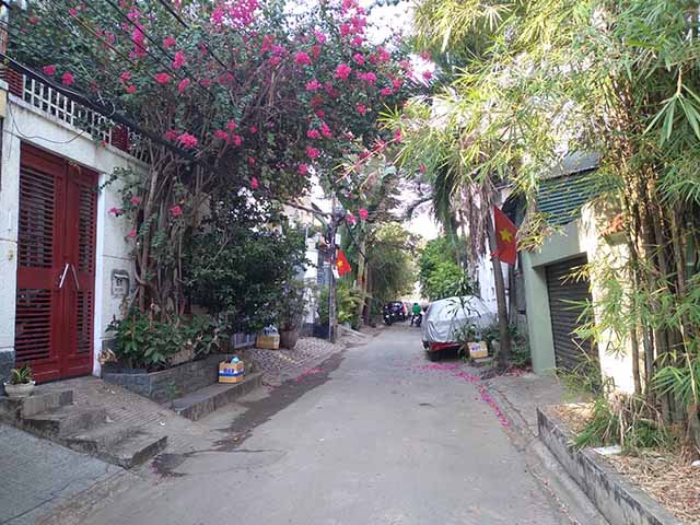 ban nha can goc 2 mat tien lang bao chi