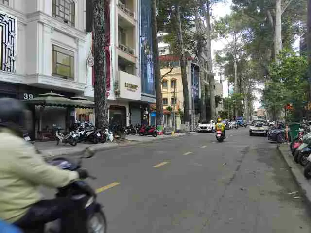 Bán Nhà Quận 1 Hướng Đông Nam