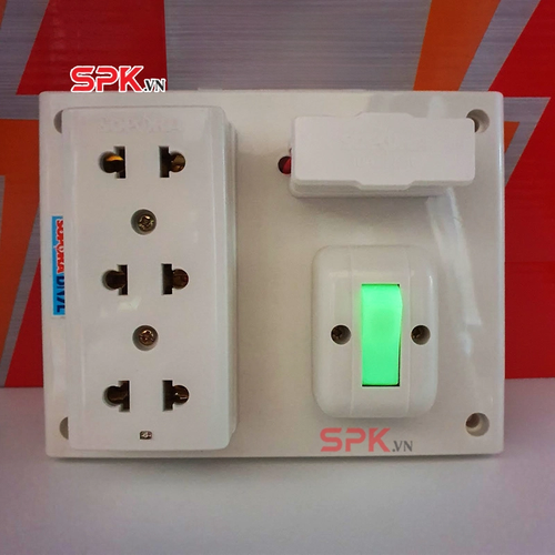 SOPOKA BN3E Bảng Điện 1 Công Tắc 3 Lỗ Cắm 2200W 10A