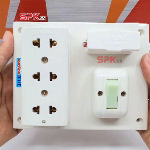 SOPOKA BN3E Bảng Điện 1 Công Tắc 3 Lỗ Cắm 2200W 10A
