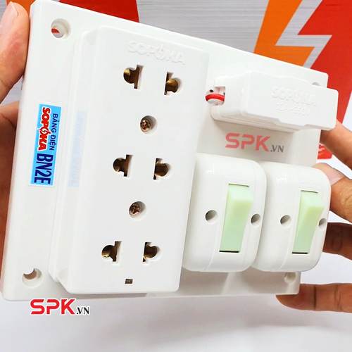 SOPOKA BN2E Bảng Điện 2 Công Tắc 3 Lỗ Cắm 2200W 10A