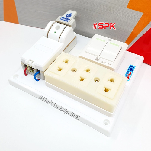 Bảng Điện 2 Công Tắc 3 Lỗ Cắm Cầu Dao Sứ 15A BS5 SOPOKA