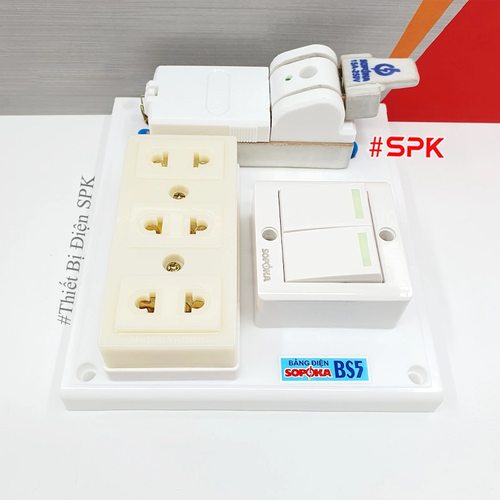 Bảng Điện 2 Công Tắc 3 Lỗ Cắm Cầu Dao Sứ 15A BS5 SOPOKA