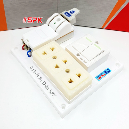 Bảng Điện 2 Công Tắc 3 Lỗ Cắm Cầu Dao Sứ 15A BS5 SOPOKA