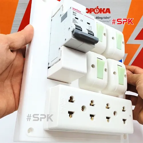 Bảng Điện 4 Công Tắc 4 Lỗ Cắm MCB 32A 4CT1 SOPOKA