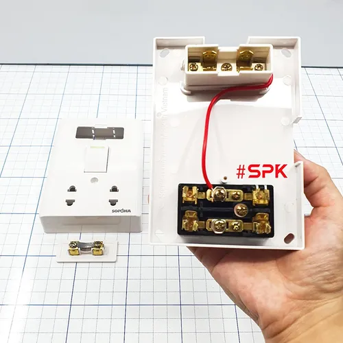 Bảng Điện Lắp Nổi Cao Cấp Dòng E 1 Công Tắc 2 Ổ Cắm E3A SOPOKA