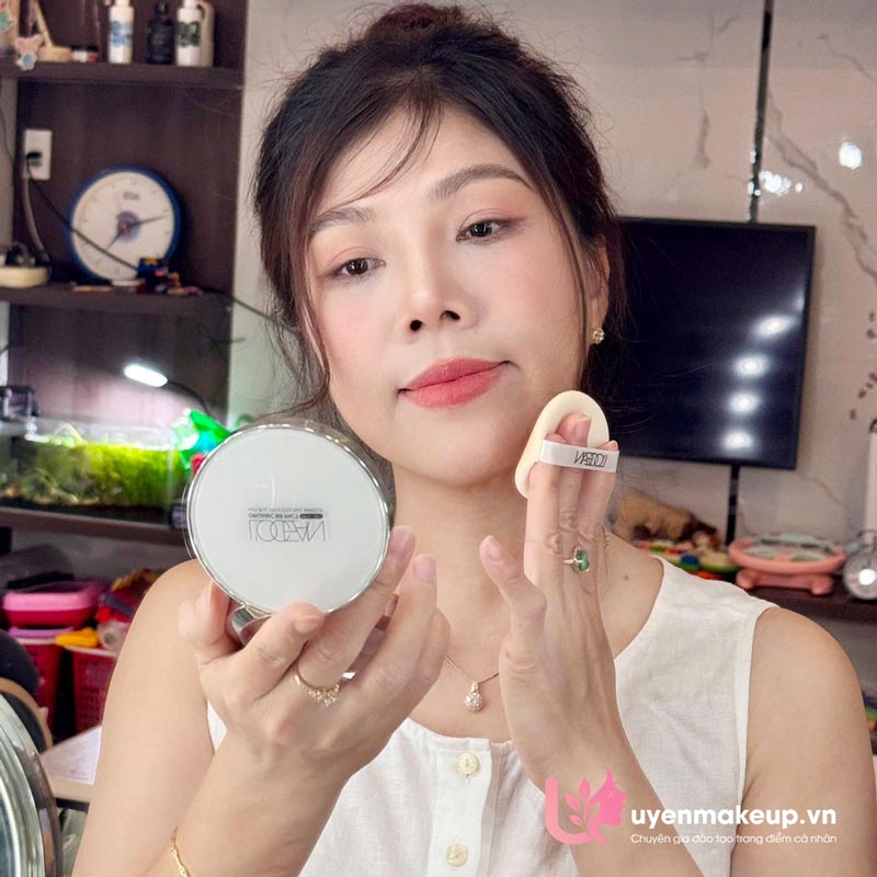 Hướng dẫn trang điểm nhẹ nhàng tự tin cho cô nàng công sở: Kinh nghiệm từ Uyên Makeup