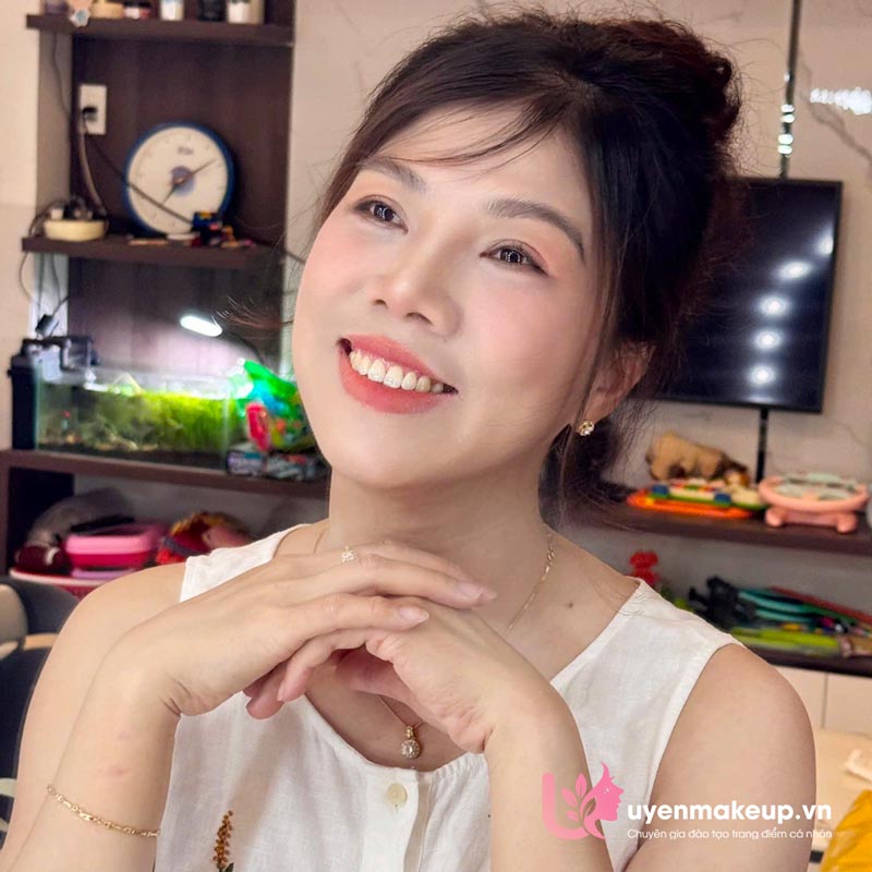 Hướng dẫn trang điểm nhẹ nhàng tự tin cho cô nàng công sở: Kinh nghiệm từ Uyên Makeup