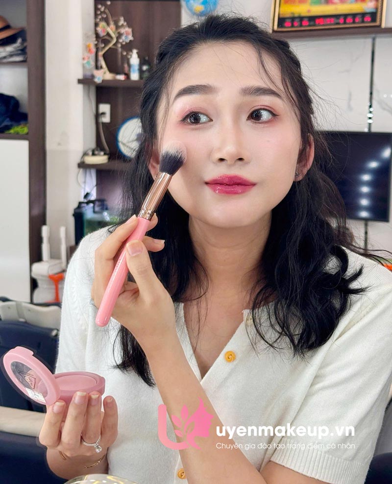 Hướng dẫn trang điểm nhẹ nhàng tự tin cho cô nàng công sở: Kinh nghiệm từ Uyên Makeup