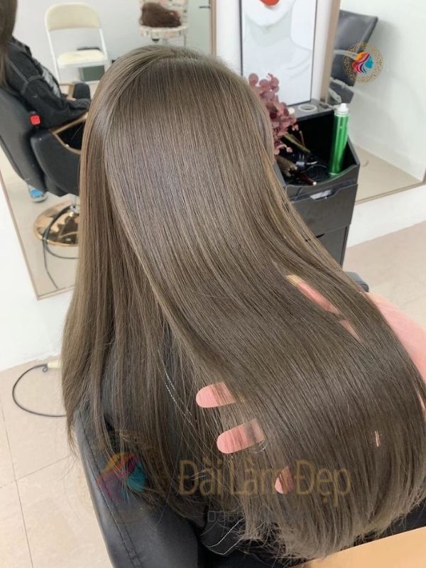 Stylist Đài Làm Đẹp tư vấn thiết kế màu tóc theo sắc da khách hàng Stylist Đài Làm Đẹp tư vấn thiết kế màu tóc theo sắc da khách hàng