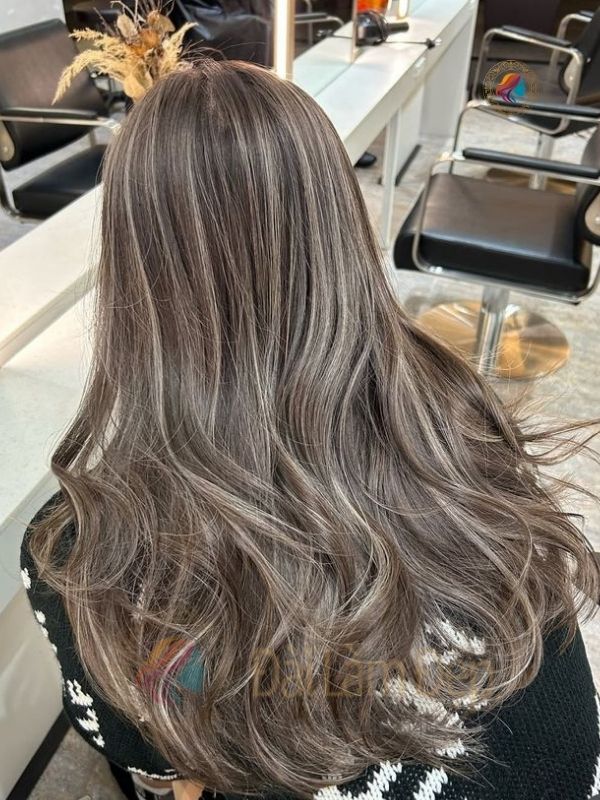 Mẫu nhuộm tóc highlight nâu đồng tinh tế và tự nhiên tại Đài Làm Đẹp Mẫu nhuộm tóc highlight nâu đồng tinh tế và tự nhiên tại Đài Làm Đẹp