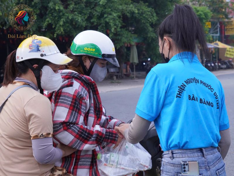Nụ cười rạng rỡ của người lao động khi nhận được suất cơm ấm áp ngay bên đường Bàu Bàng Nụ cười rạng rỡ của người lao động khi nhận được suất cơm ấm áp ngay bên đường Bàu Bàng