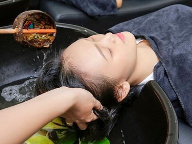 Nấu nước gội đầu thảo mộc đòi hỏi sự kiên nhẫn và tỉ mỉ của người thợ Nấu nước gội đầu thảo mộc đòi hỏi sự kiên nhẫn và tỉ mỉ của người thợ