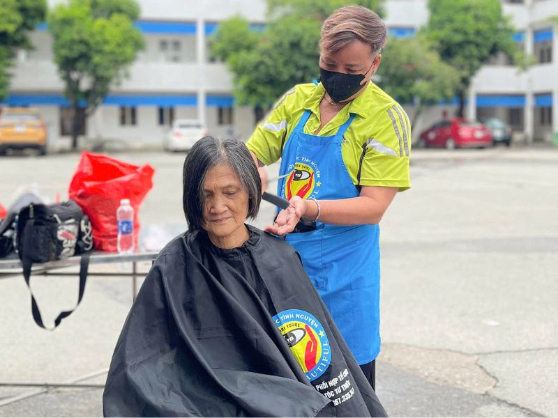 Hoạt động tình nguyện cắt tóc miễn phí mang lại cách xả stress cho sinh viên và người dân lao động Hoạt động tình nguyện cắt tóc miễn phí mang lại cách xả stress cho sinh viên và người dân lao động